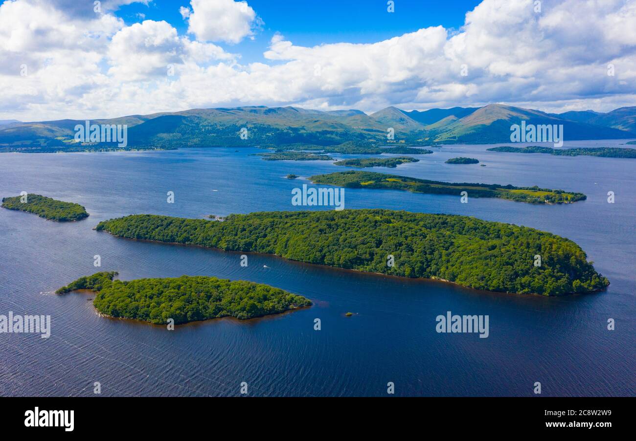 Vista aerea delle isole di Loch Lomond. Clairinsh, Inchcailloch e Inchfad più vicini a Loch Lomond e al Trossachs National Park, Scozia, Regno Unito Foto Stock