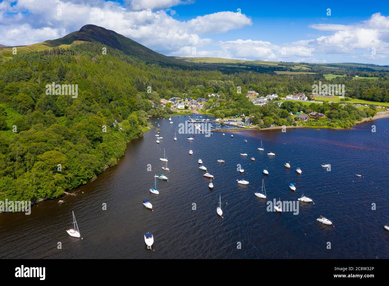 Vista aerea del villaggio di Balmaha e Conic Hill sulle rive del Loch Lomond a Loch Lomond e del Trossachs National Park, Scozia, Regno Unito Foto Stock