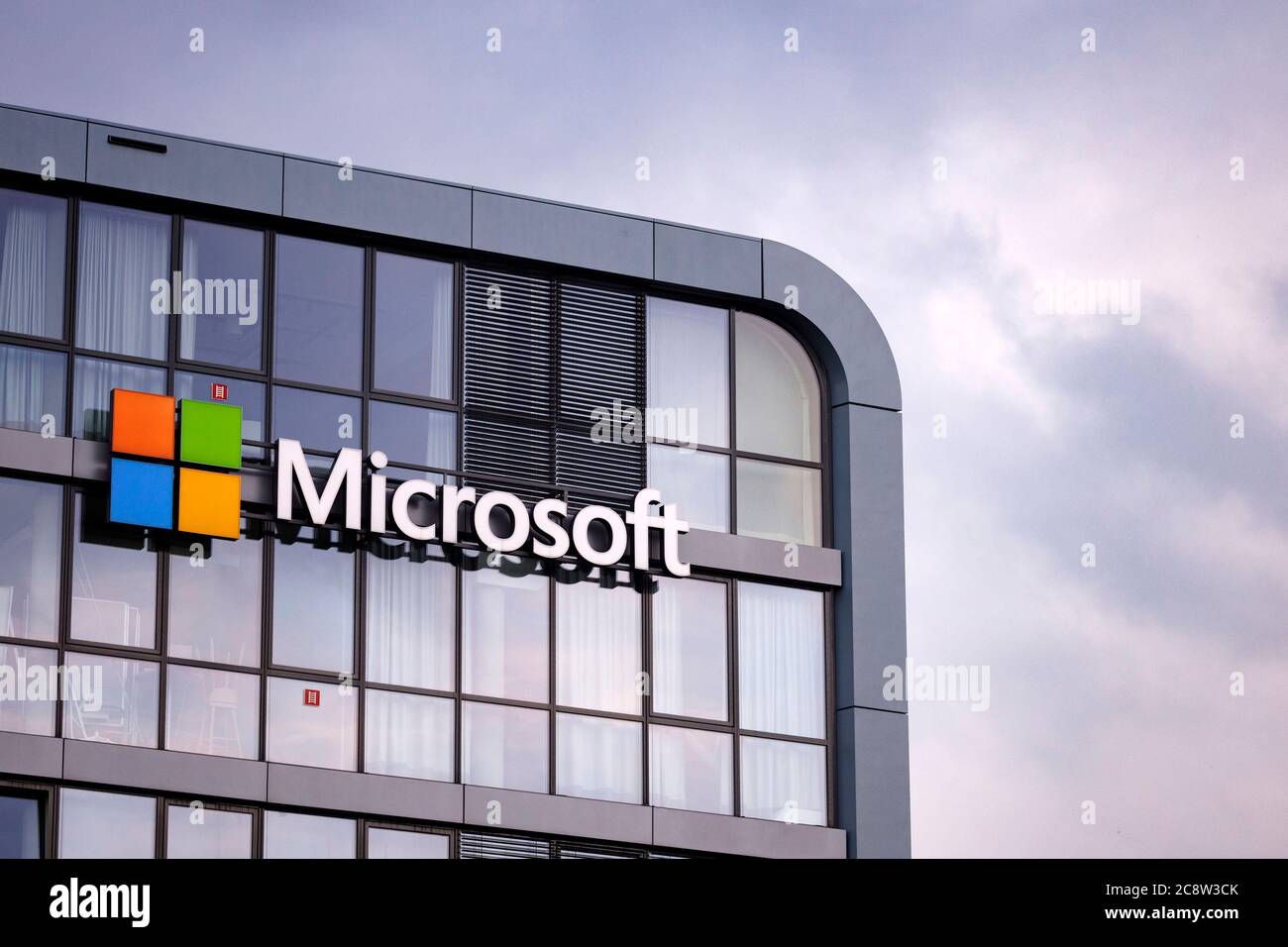 Colonia, Germania. 24 luglio 2020. Logo della Microsoft Corporation presso la  sede centrale di Microsoft Germany