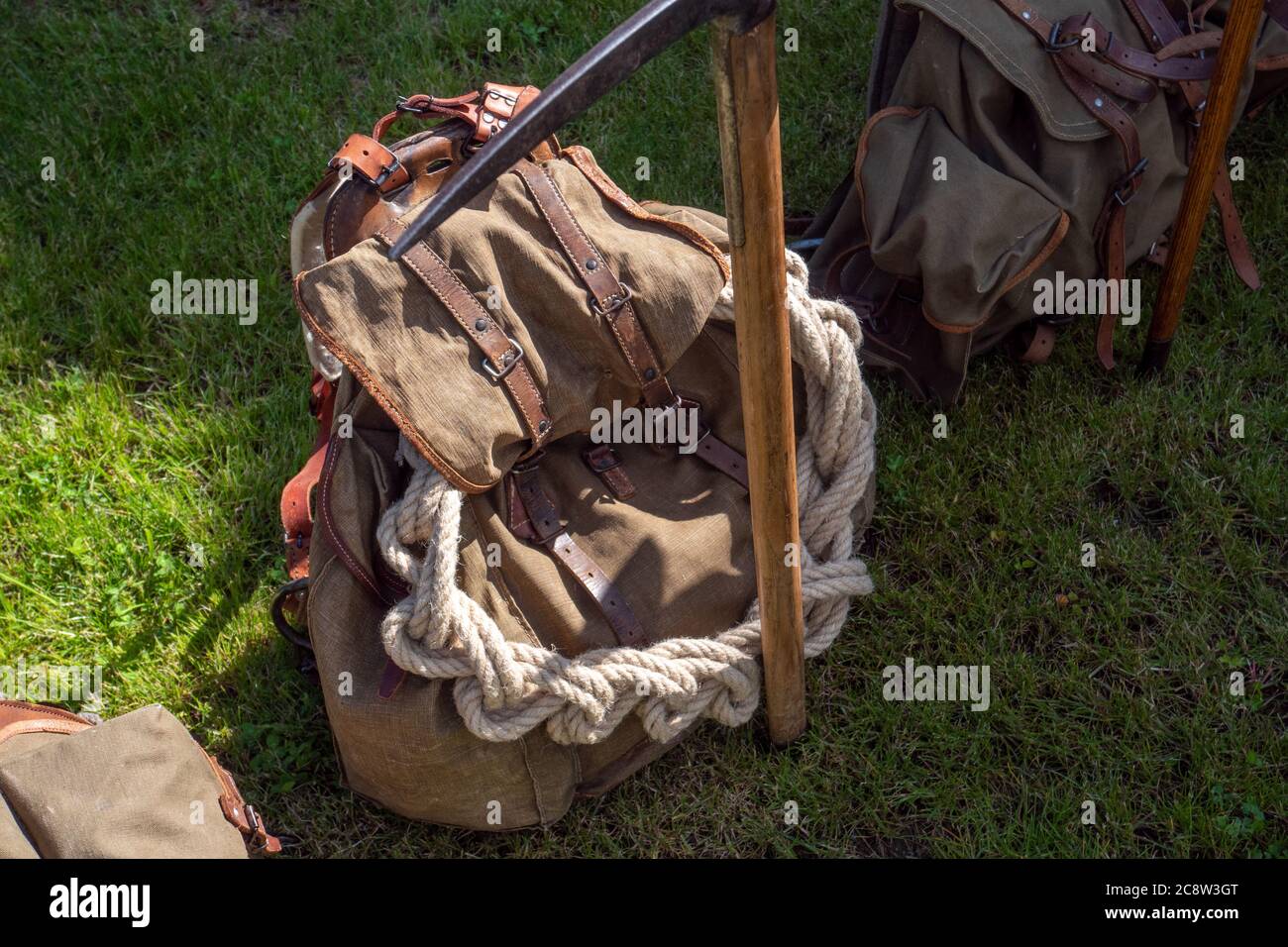 uno zaino militare d'epoca sull'erba Foto Stock