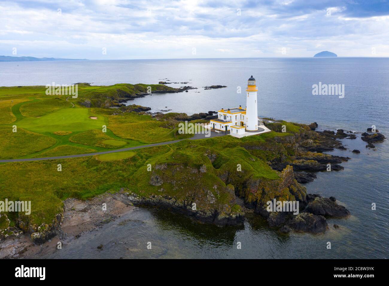 Vista aerea del faro al 9° verde sul campo da golf Ailsa al resort Trump Turnberry in Ayrshire, Scozia, Regno Unito Foto Stock