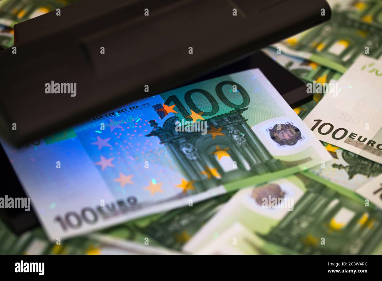 Controllo autenticazione banconote in euro in luci uv, concetto finanziario e bancario Foto Stock
