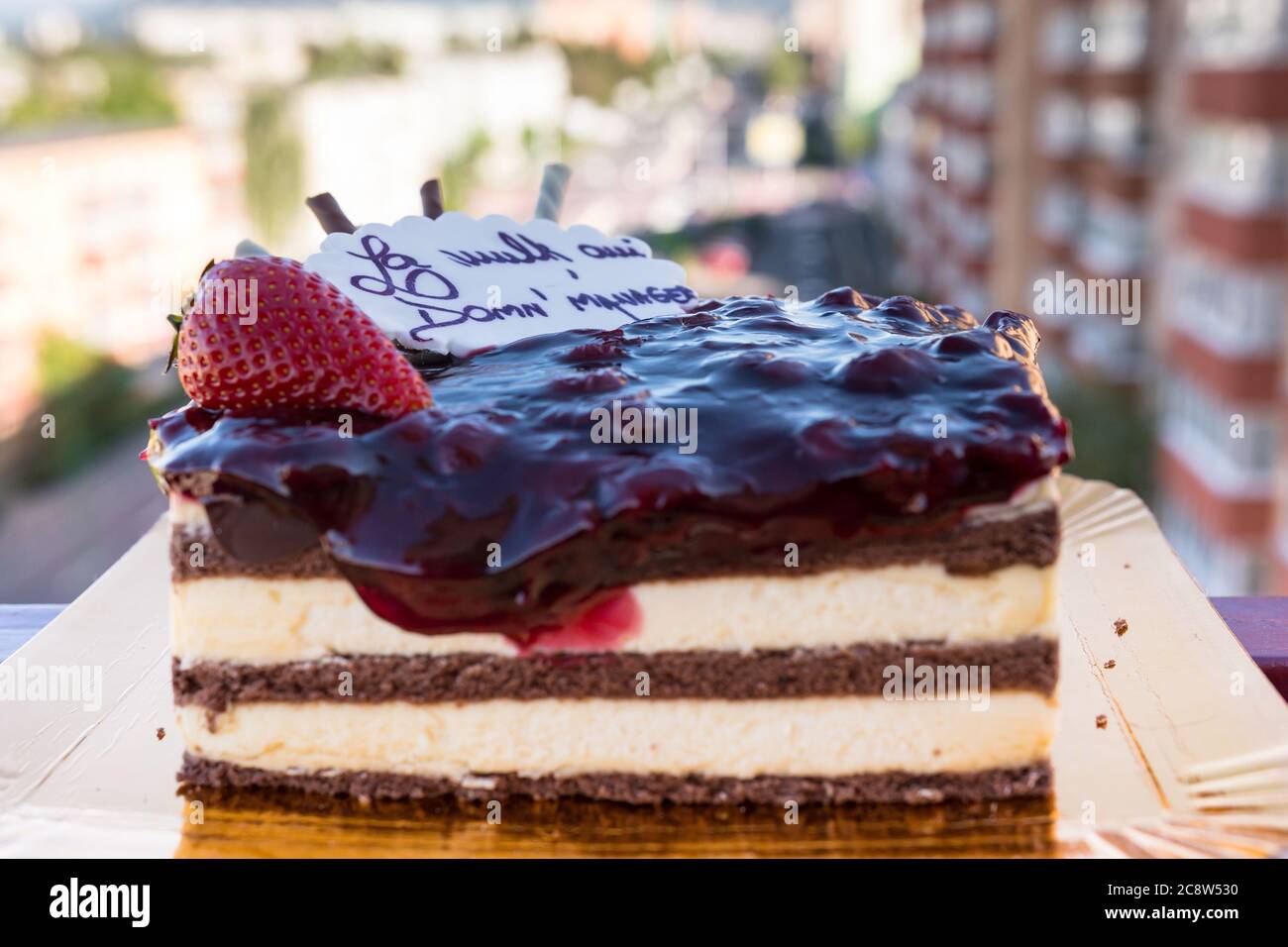 Un primo piano di una torta multistrato con decorazioni Foto Stock
