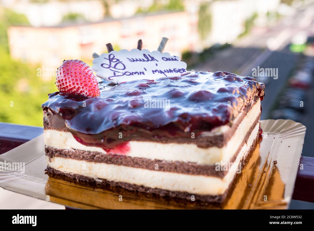 Un primo piano di una torta multistrato con decorazioni Foto Stock