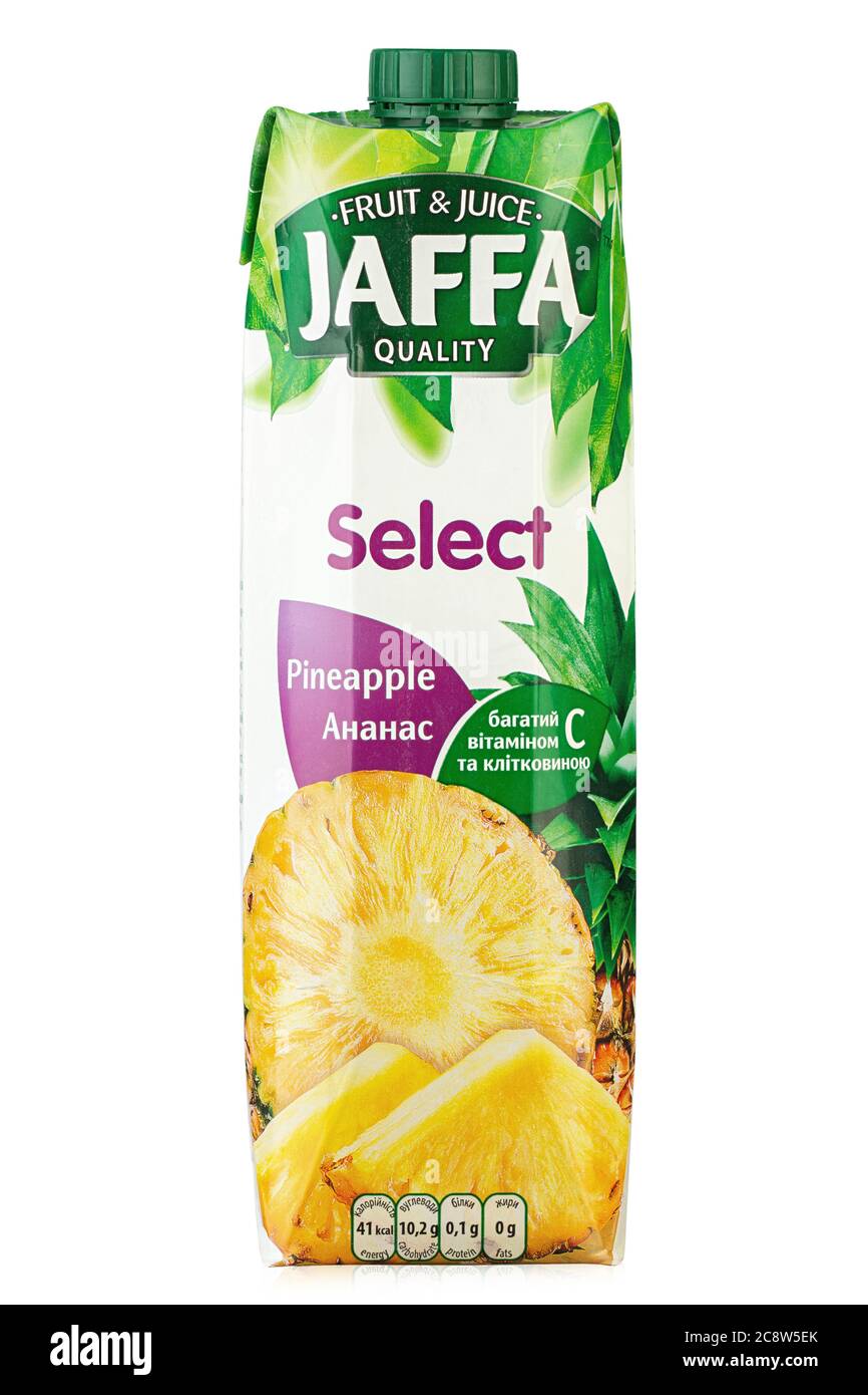 Ucraina, Kiev - Giugno 14. 2020: Succo di ananas Jaffa confezionato su fondo bianco. Confezionamento isolato per catalogo. Il file contiene il percorso di ritaglio. Foto Stock