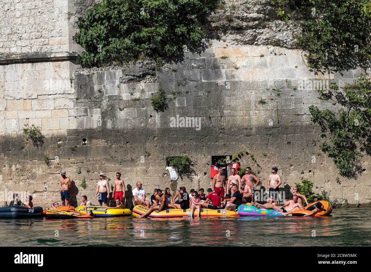 Un subacqueo salta dal Ponte Vecchio Mostar durante la 454a gara tradizionale annuale di alta immersione, a Mostar, Bosnia, 140 chilometri (87 miglia) sou Foto Stock