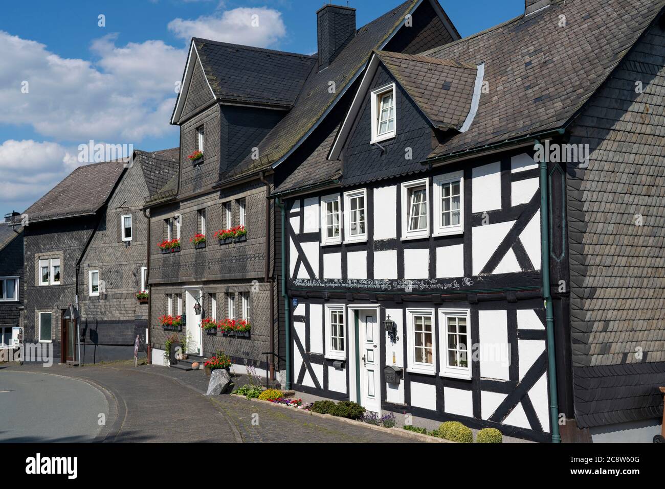 Casa a graticcio, e casa di ardesia, Bad Berleburg, nel quartiere di Siegen-Wittgenstein, Rothaargebirge, Sauerland, Oberstadt, NRW, Germania Foto Stock