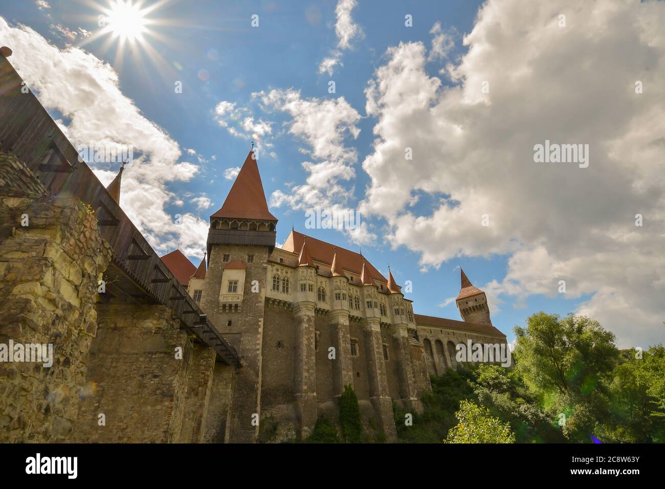 Il Castello di Hunedoara, conosciuto anche come Castello di Corvin o Castello di Hunyadi, è un castello gotico-rinascimentale di Hunedoara, in Romania. Uno dei castelli più grandi dell'UE Foto Stock