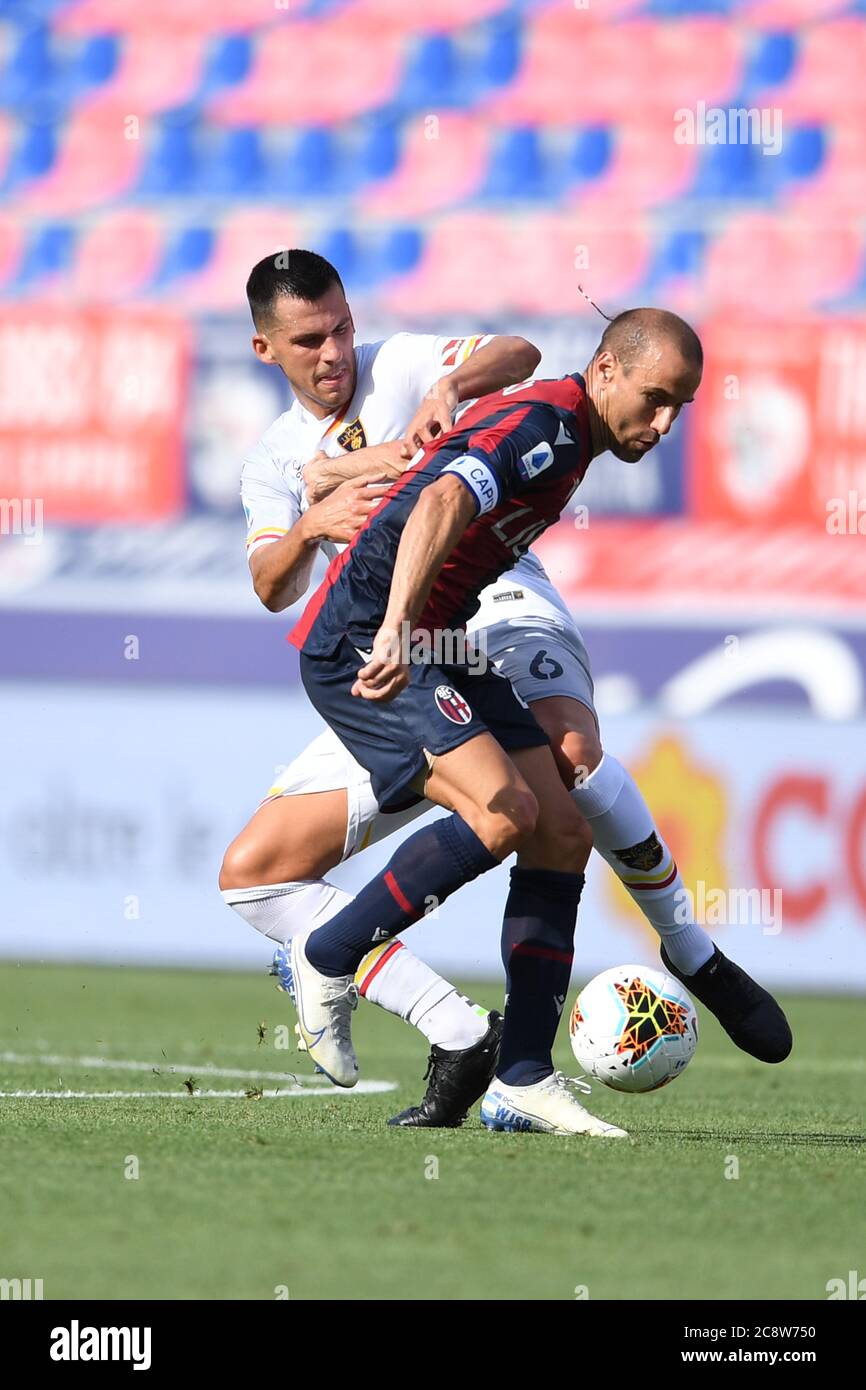 Rodrigo Sebastian Palacio (Bologna)Nehuen Paz (Lecce) durante la partita italiana 'sarie A' tra Bologna 3-2 Lecce allo stadio Renato D'Ara il 26 luglio 2020 a Bologna. (Foto di Maurizio Borsari/AFLO) Foto Stock