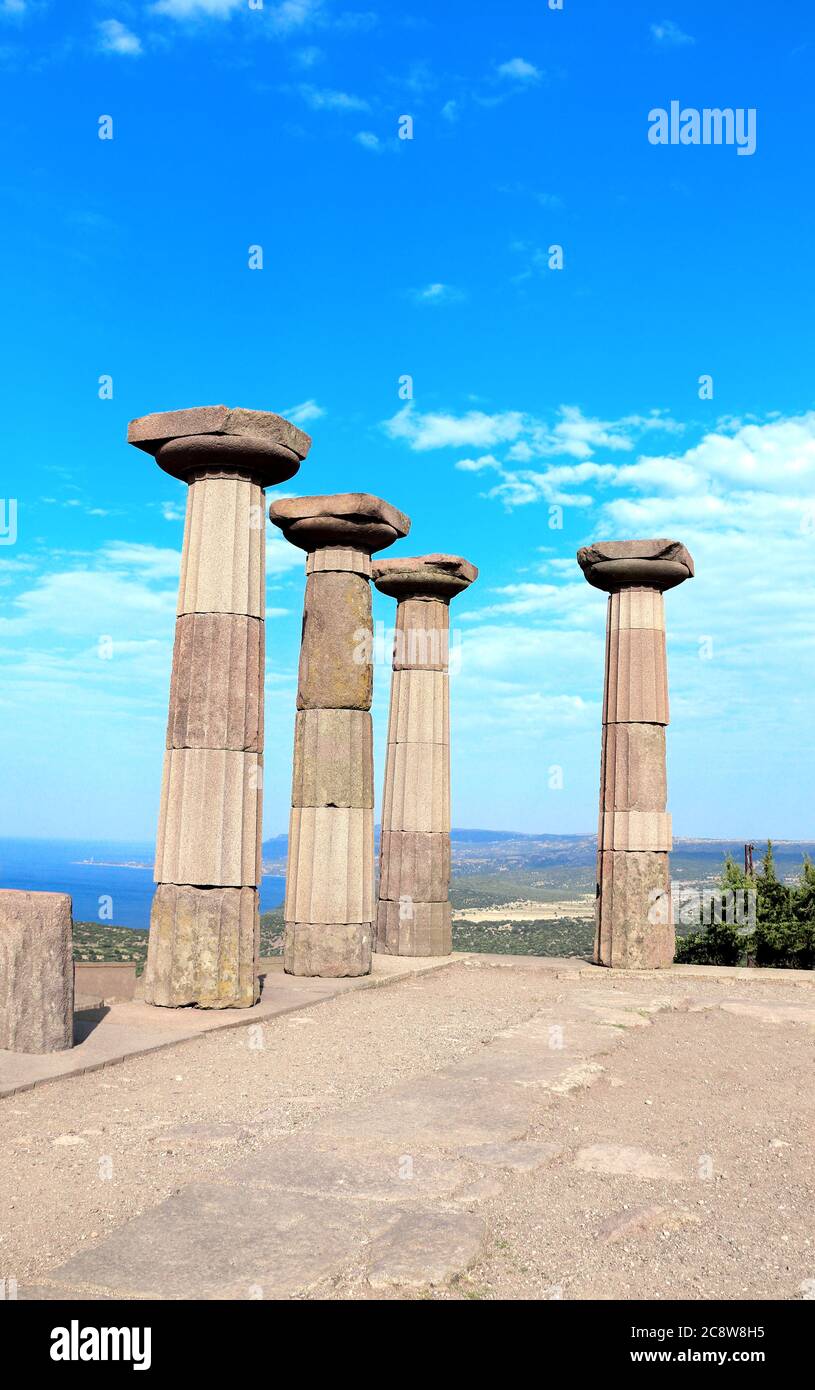 Antiche colonne del tempio di Athena in Assos, Canakkale, Turchia Foto Stock