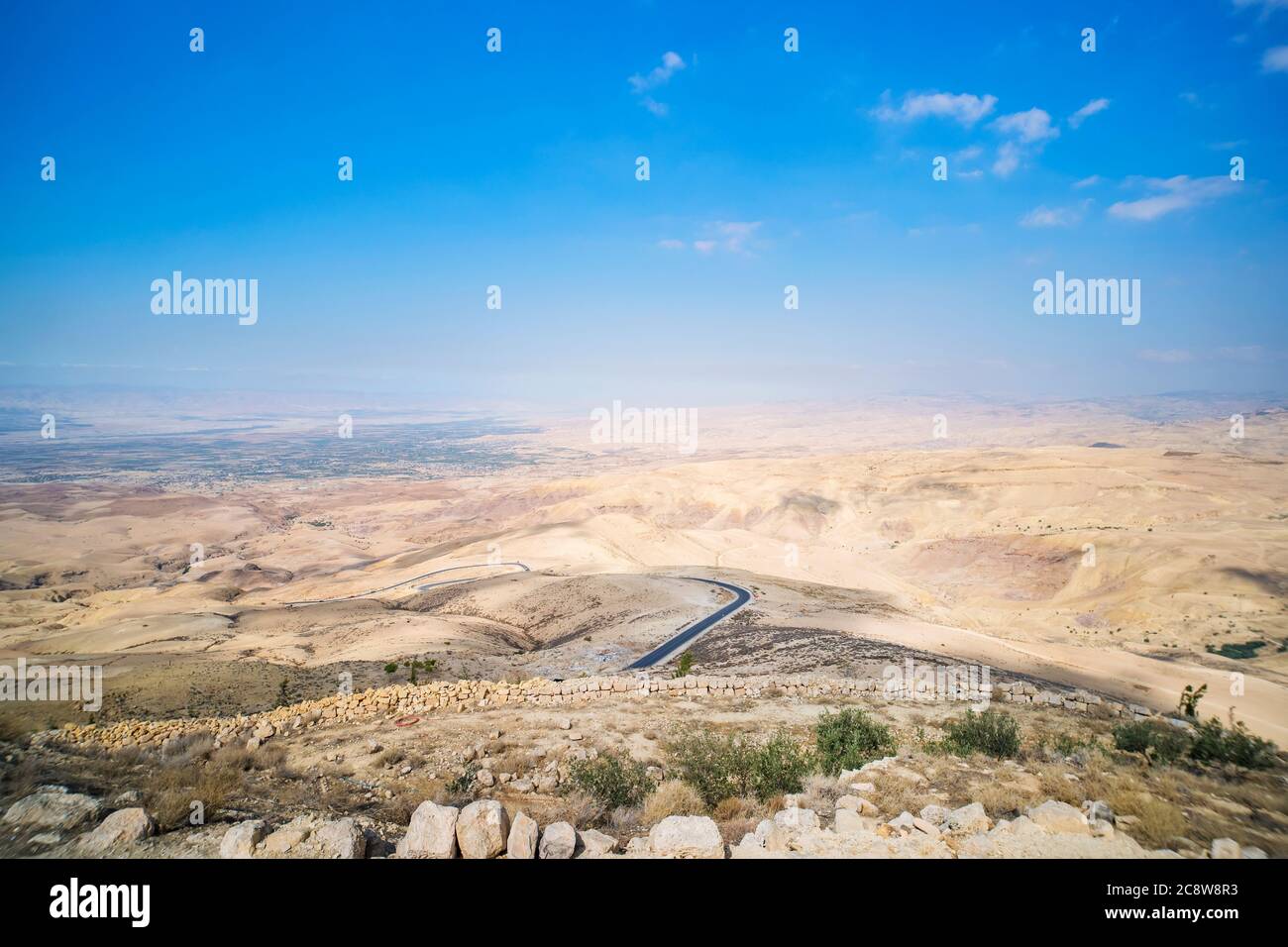 Vista dalla cima del Monte Nebo alla valle del deserto Giordano. Terra desertica intorno al mare morto. Foto Stock