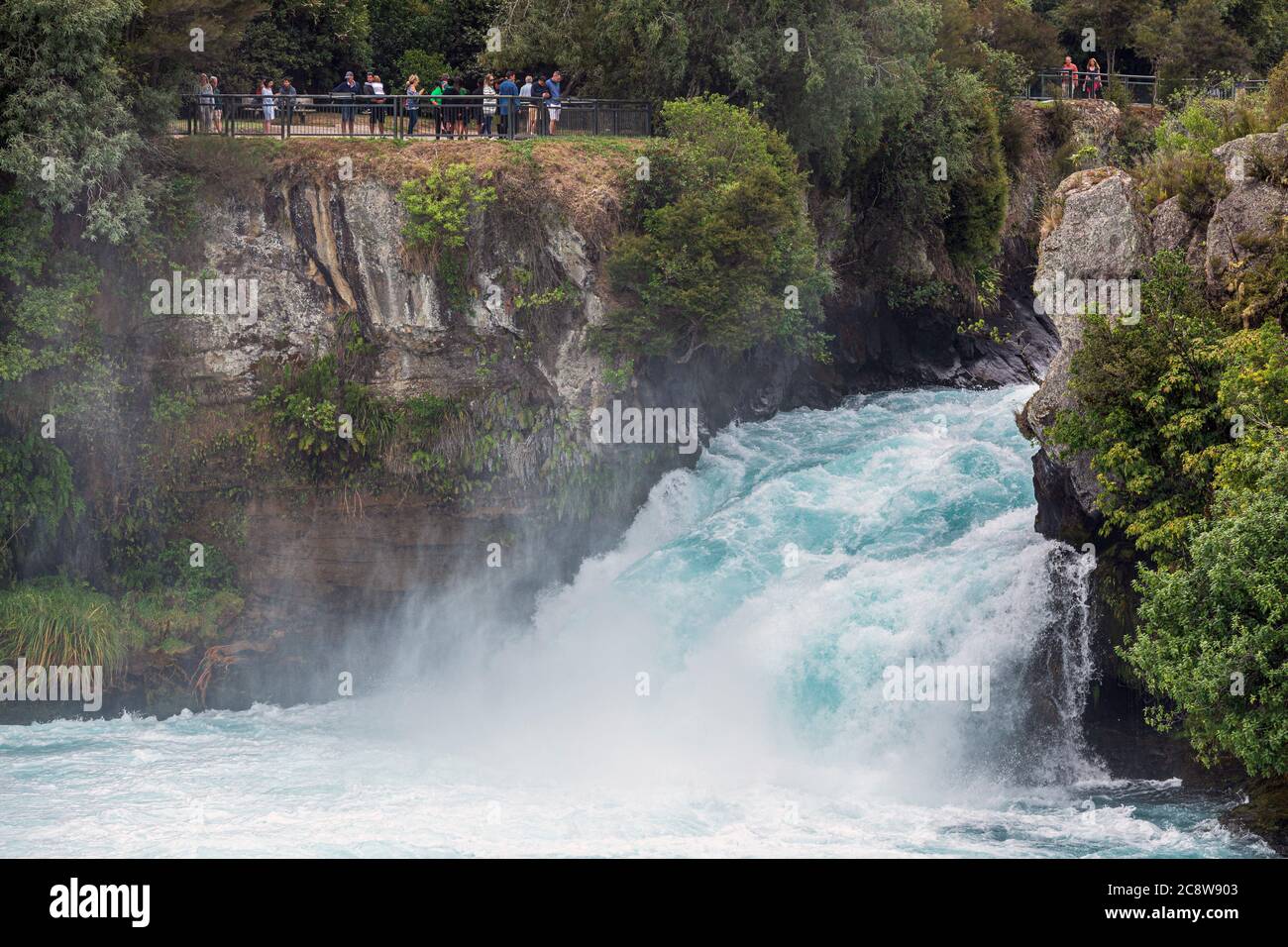 Turisti che guardano alle Cascate Huka, al Fiume Waikato, al Taupo, all'Isola del Nord, alla Nuova Zelanda Foto Stock