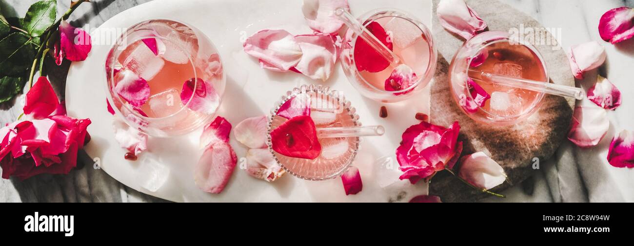 Limonata di rose con ghiaccio e petali di rosa, ampia composizione Foto Stock