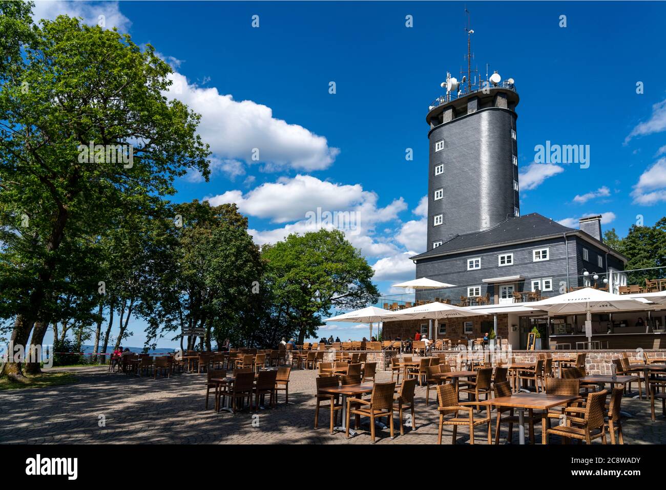 La torre di osservazione Hohe Bracht, sulla montagna omonima di Sauerland, vicino a Bilstein, nel distretto di Olpe, NRW, Germania, Foto Stock