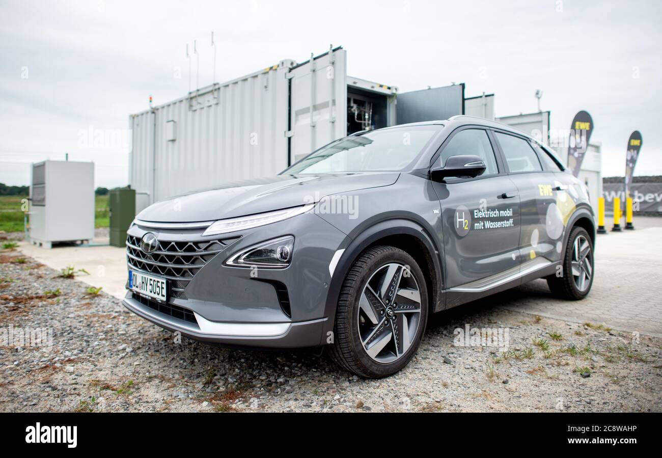 Elsfarth, Germania. 23 luglio 2020. Un'auto alimentata a idrogeno è in piedi davanti all'attrezzatura tecnica dell'elettrolizzatore di un impianto di produzione di idrogeno di PECORA nel distretto di Huntorf. Credit: Hauke-Christian Dittrich/dpa/Alamy Live News Foto Stock