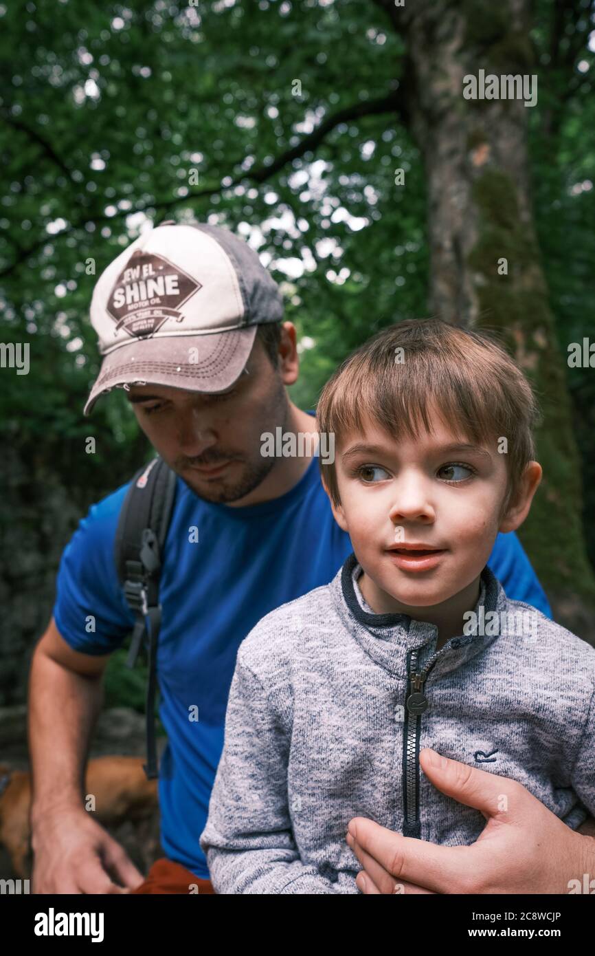 Padre e figlio si uniscono nello Yorkshire Dales, Regno Unito. Foto Stock