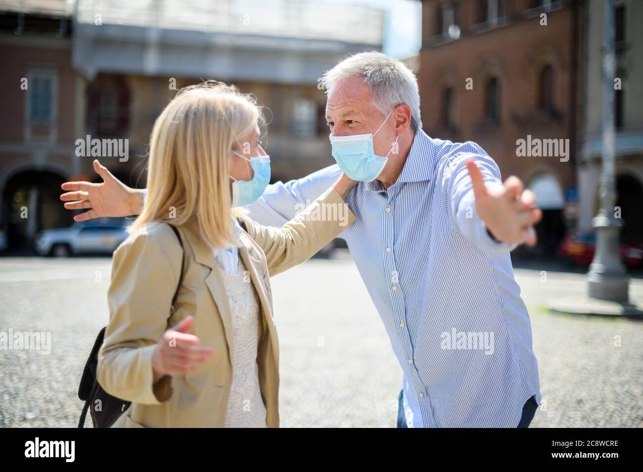 Amore al tempo di Coronavirus. Incontro di coppia senior dopo un lungo blocco Foto Stock