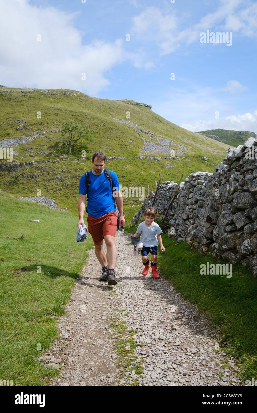 Padre e figlio nello Yorkshire Dales Foto Stock