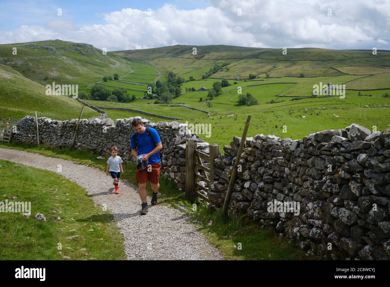 Padre e figlio esplorano le Yorkshire Dales Foto Stock