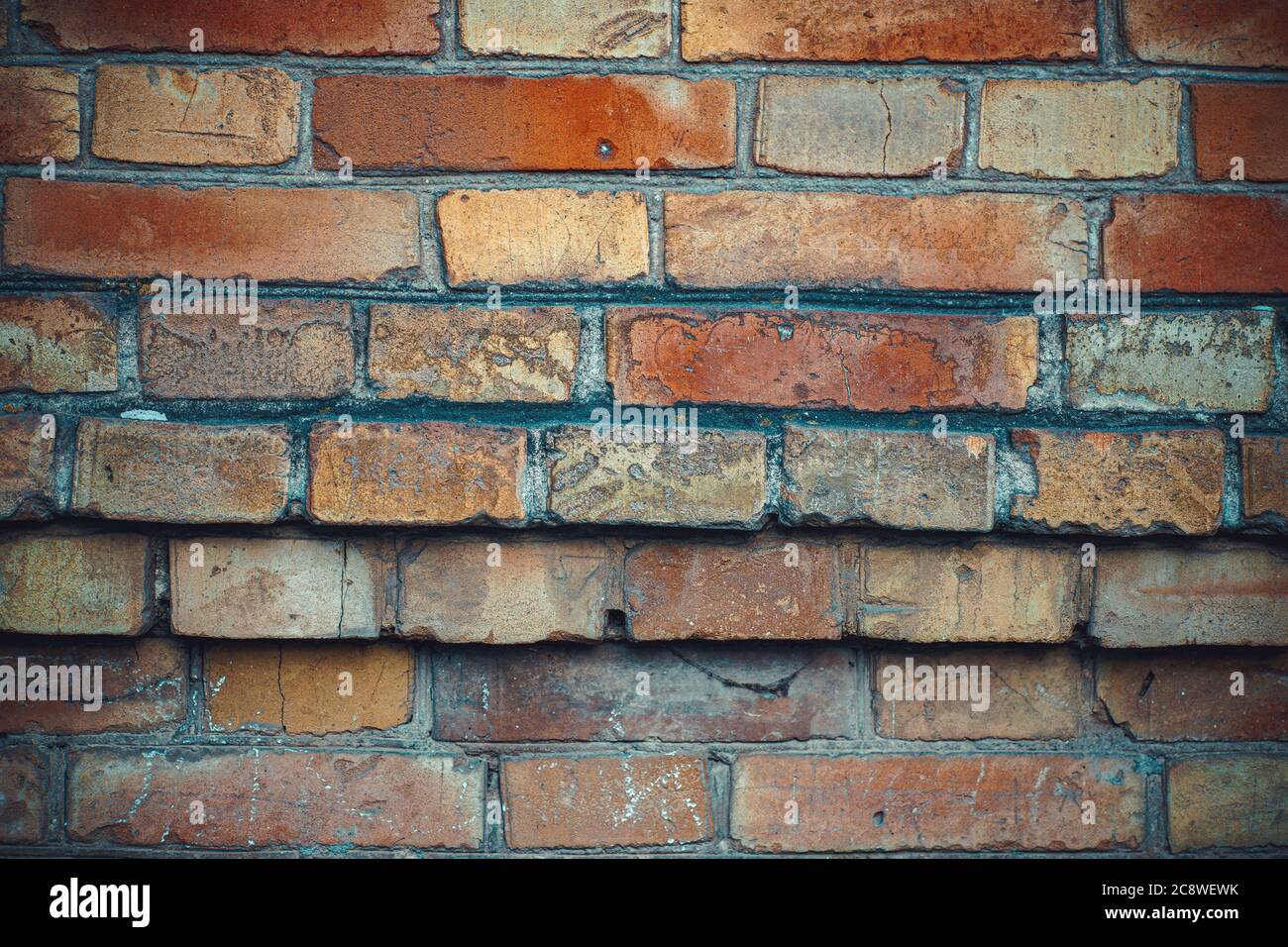 vecchio sfondo muro di mattoni con mattoni diversi. Foto Stock