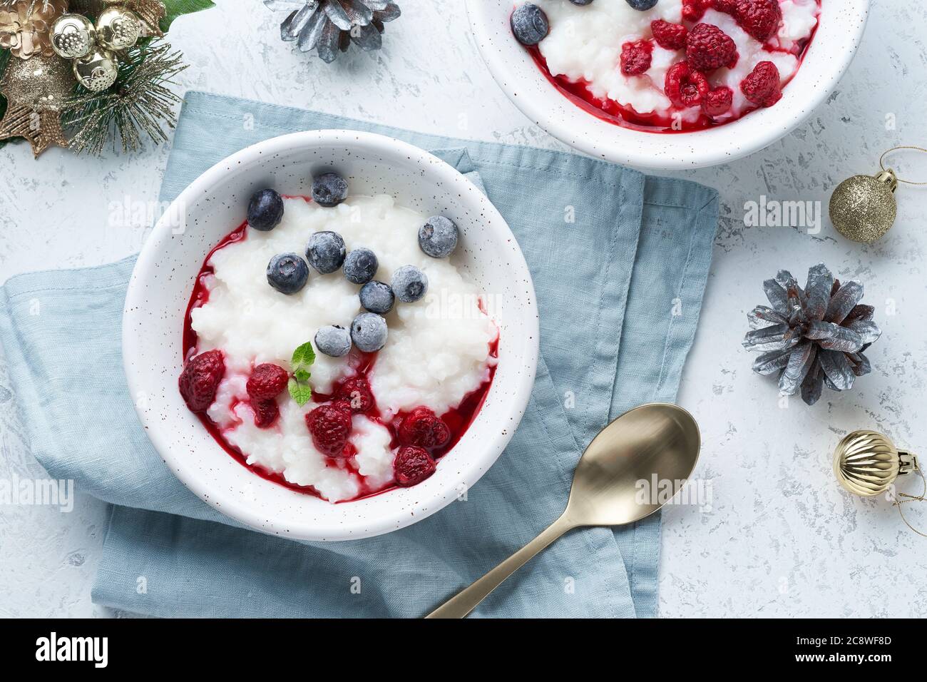 Cibo di Natale, pudding di riso, vista dall'alto. Sana colazione vegetan dieta con latte di cocco Foto Stock