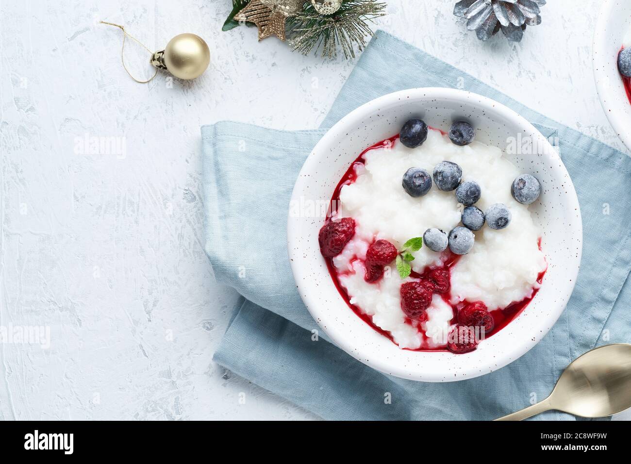 Cibo di Natale, pudding di riso al cocco Vegano, vista dall'alto, spazio per fotocopie. Foto Stock