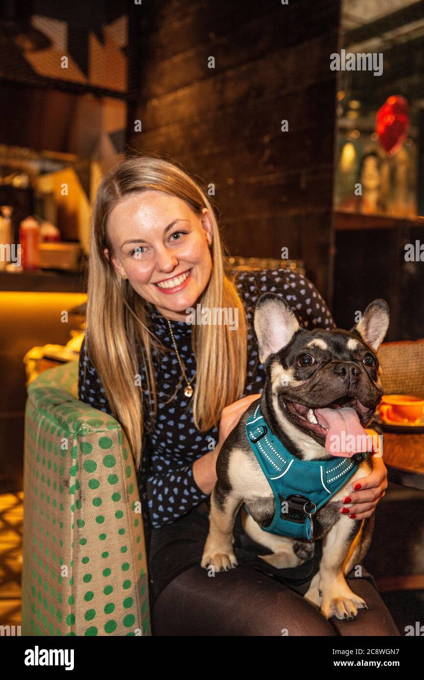Cockapoo e l'evento di cani da compagnia francese Bulldog a Shoreditch, dove i proprietari di cani portano i loro cani nel bar per un incontro a Londra Est, Regno Unito. Foto Stock