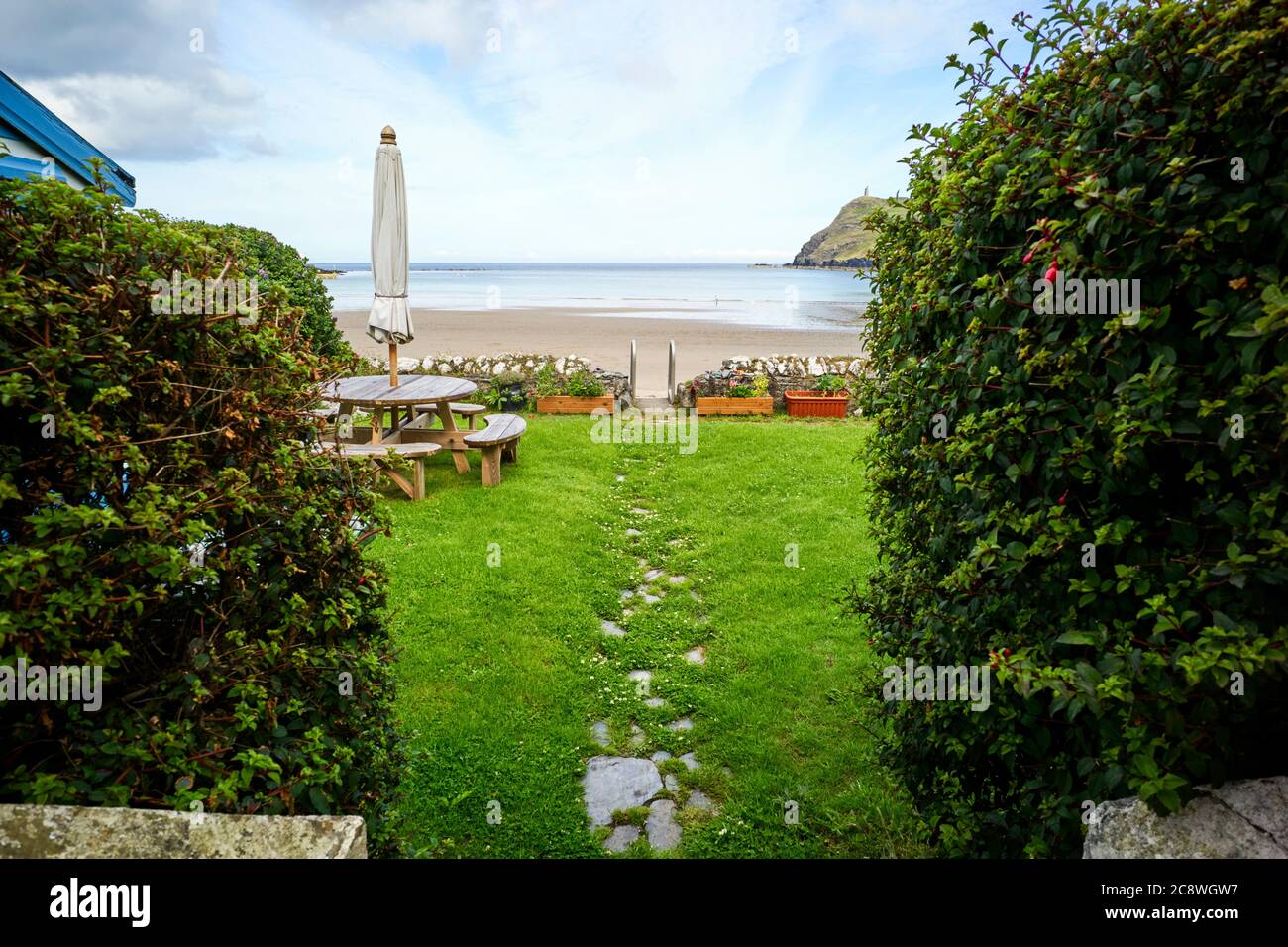 Il giardino sul mare perfetto a Port Erin, Isola di Man con una scala fino alla spiaggia Foto Stock