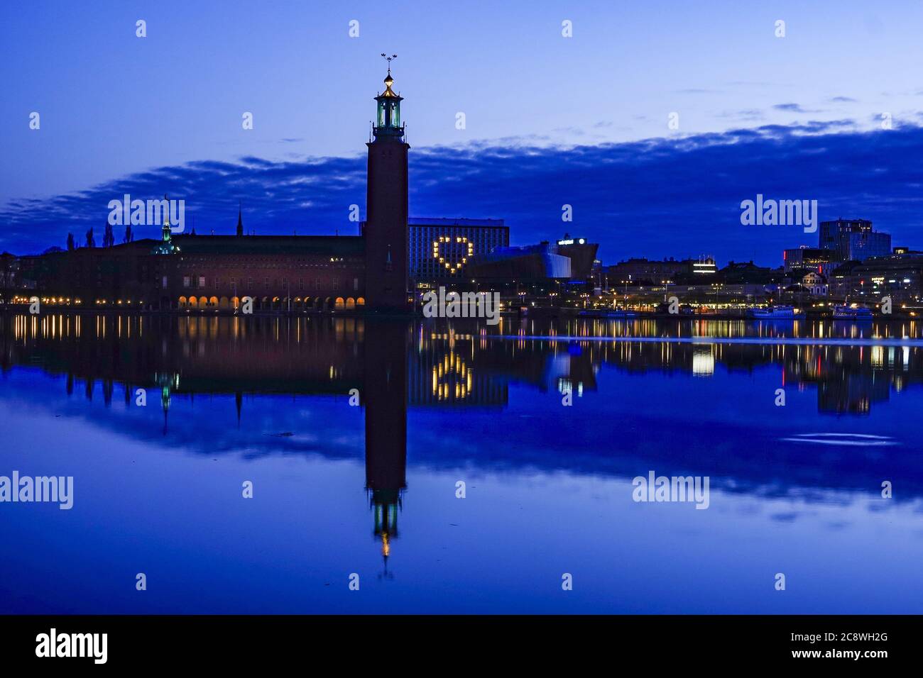 Stoccolma, Svezia il Municipio e un cuore sul lungomare di Stoccolma durante la crisi di Corona. | utilizzo in tutto il mondo Foto Stock