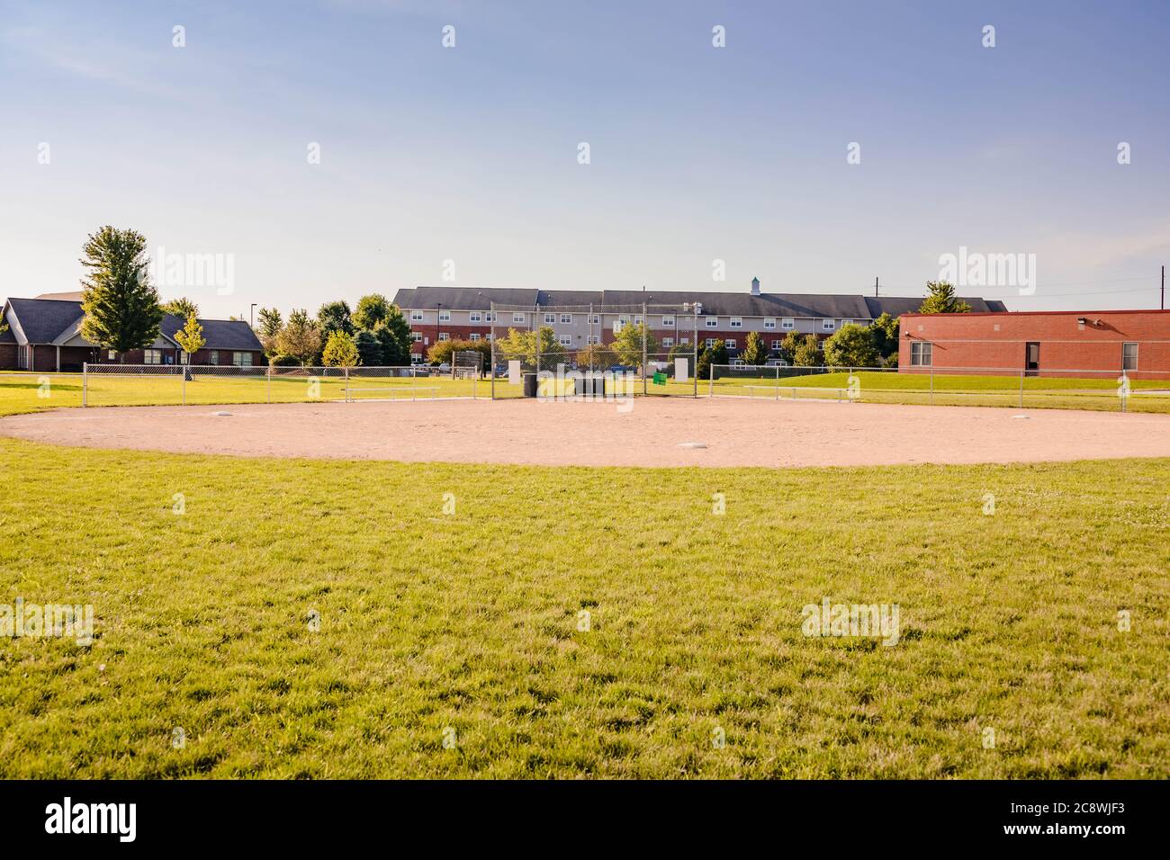 vista grandangolare di un diamante da baseball n. 1 in un parco cittadino Foto Stock