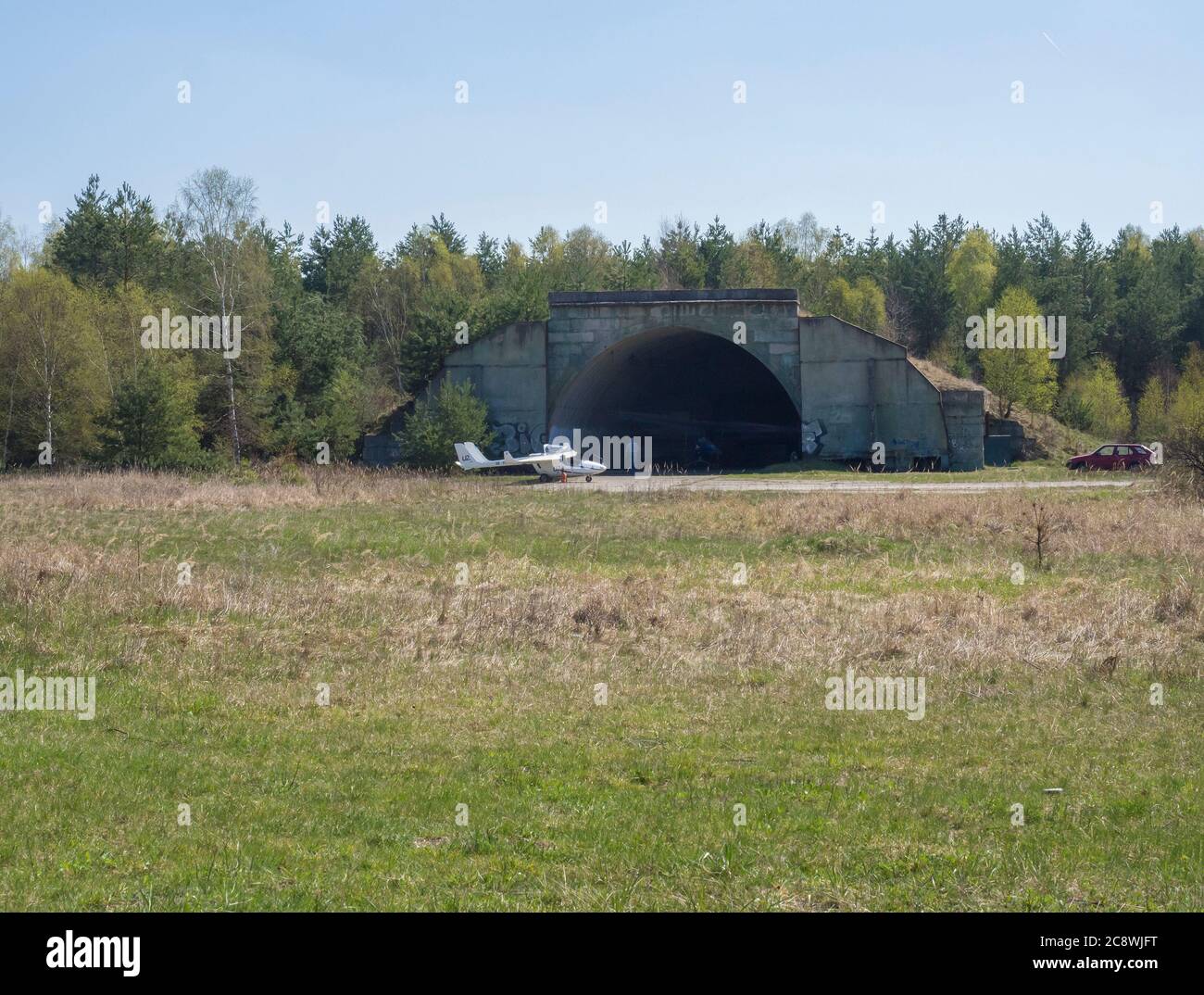 Repubblica Ceca, Ralsko, 26 aprile 2019: Ex esercito sovietico riparo in cemento, che serve come hangar in aeroporto a ex addestramento militare rang nella zona Foto Stock