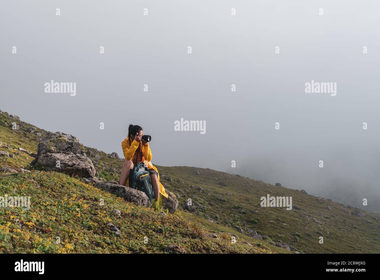 Escursionista turista donna fotografo scattare foto con la fotocamera nella natura bella. Foto di alta qualità Foto Stock