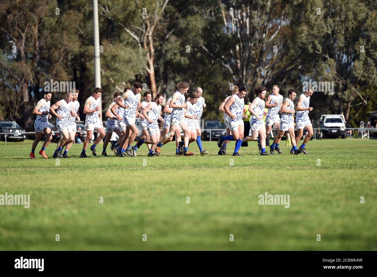 I giocatori di calcio del Bright Football Club si scaldano insieme prima della loro partita finale contro Tarrawingee nel North East Victoria Foto Stock
