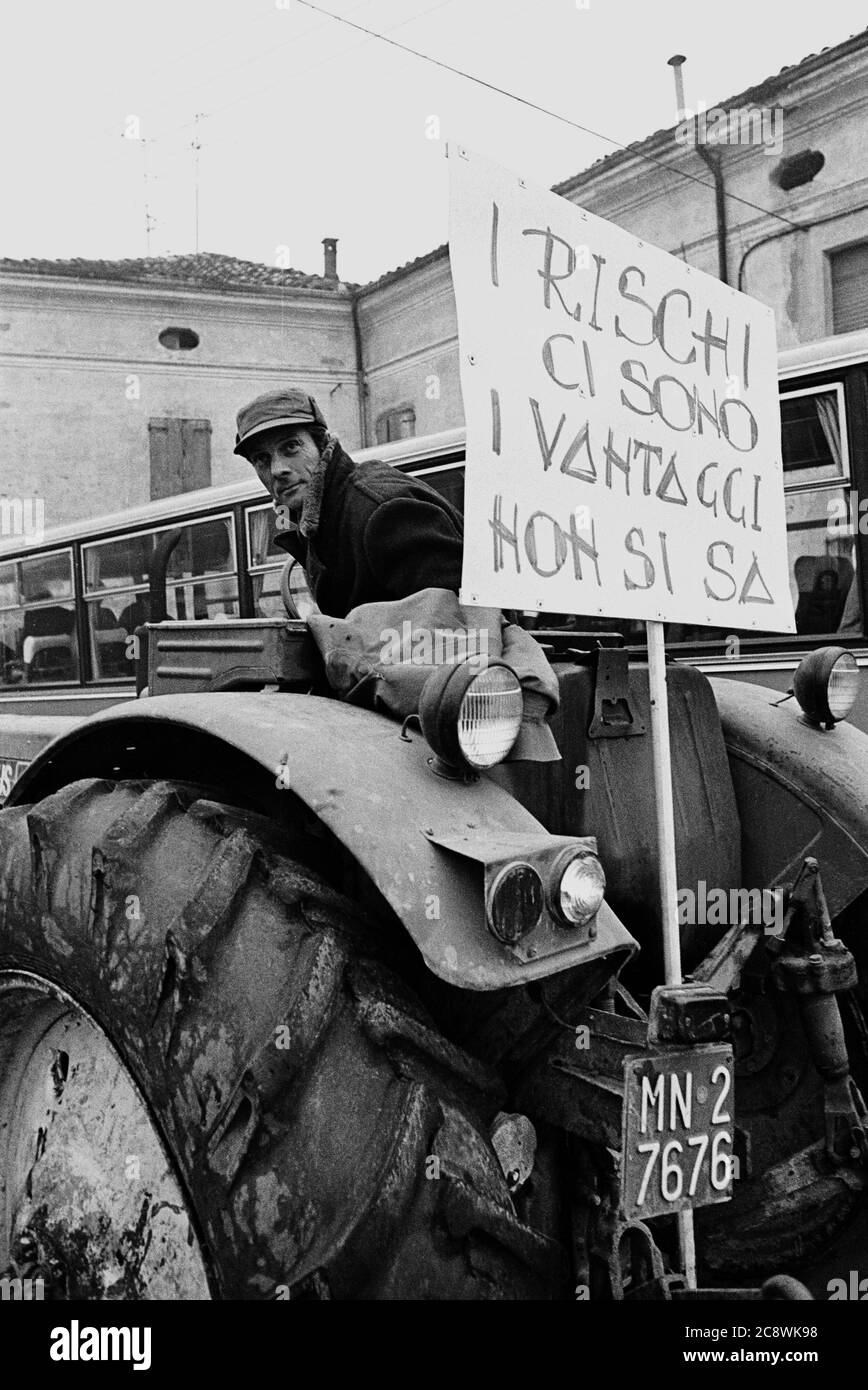manifestazione Viadana (Mantova) contro le centrali nucleari del fiume po  (dicembre 1978)....- Viadana (Mantova) manifestazione contro i centri  nuclari sul fiume po (dicembre 1978 Foto stock - Alamy