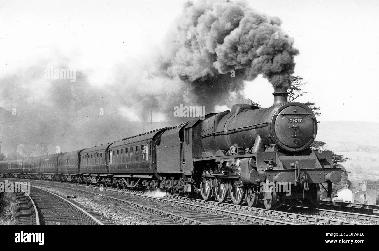 Treno a vapore / motore / locomotiva che passa attraverso Chapel en le Frith, Derbyshire, UK, 1948 Foto Stock