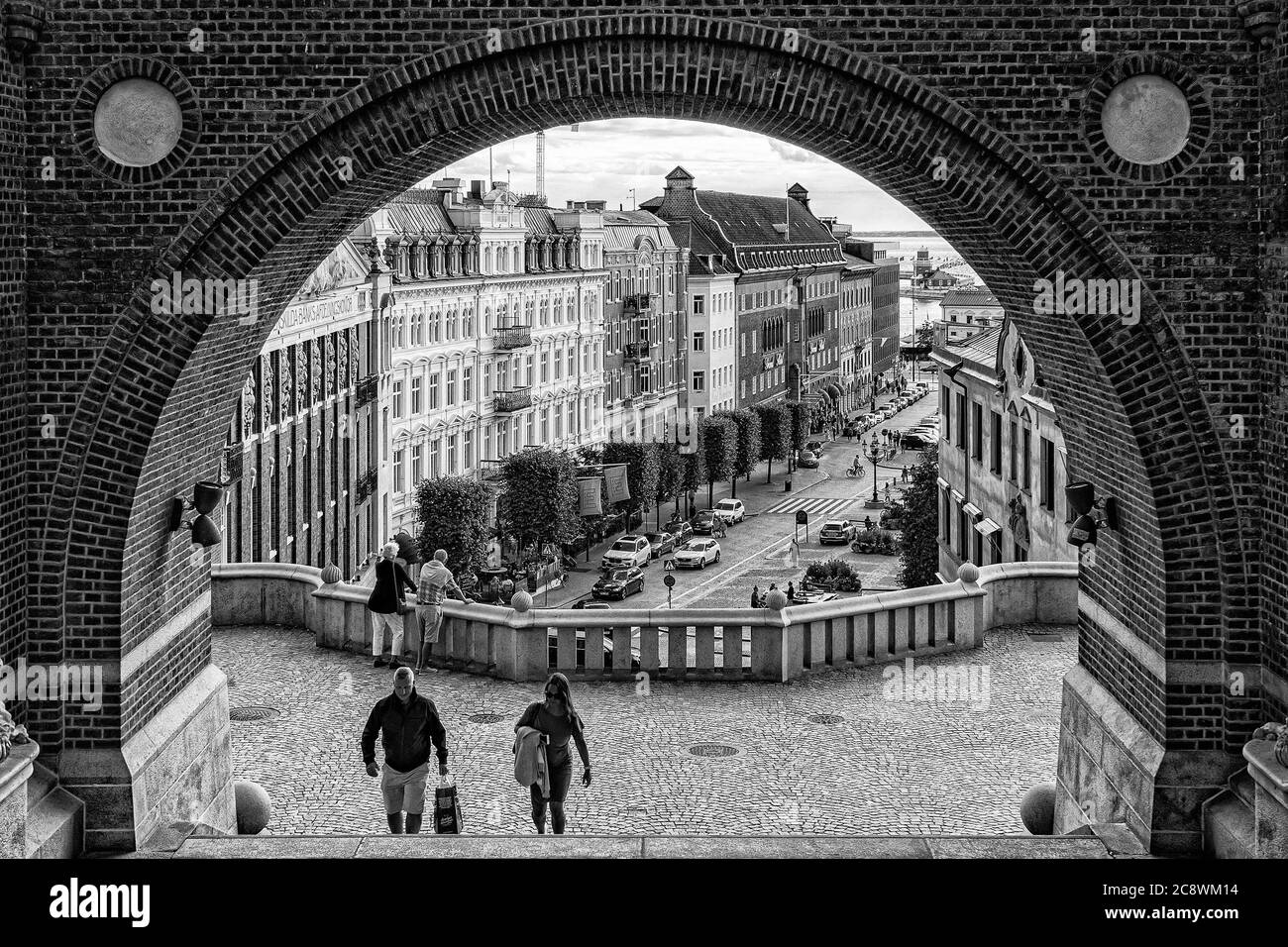 HELSINGBORG, SVEZIA - 23 LUGLIO 2020: Una vista della piazza principale di Helsingborgs Stortorget dai gradini che conducono a karnan Keep. Foto Stock