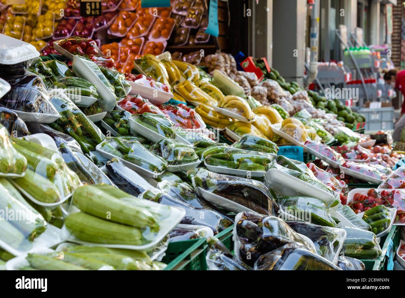 Gruppo di verdure fresche e frutta imballate con film estensibile adatto con misure di virus corona su bancone di strada di generi alimentari. Ortakoy, Istanbul Foto Stock