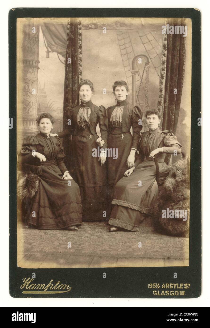 Scheda vittoriana del gabinetto di quattro donne possibilmente collegate, con lo sfondo elaborato, circa 1894, studio Hampton, Argyle St. Glasgow, Scozia, Regno Unito Foto Stock