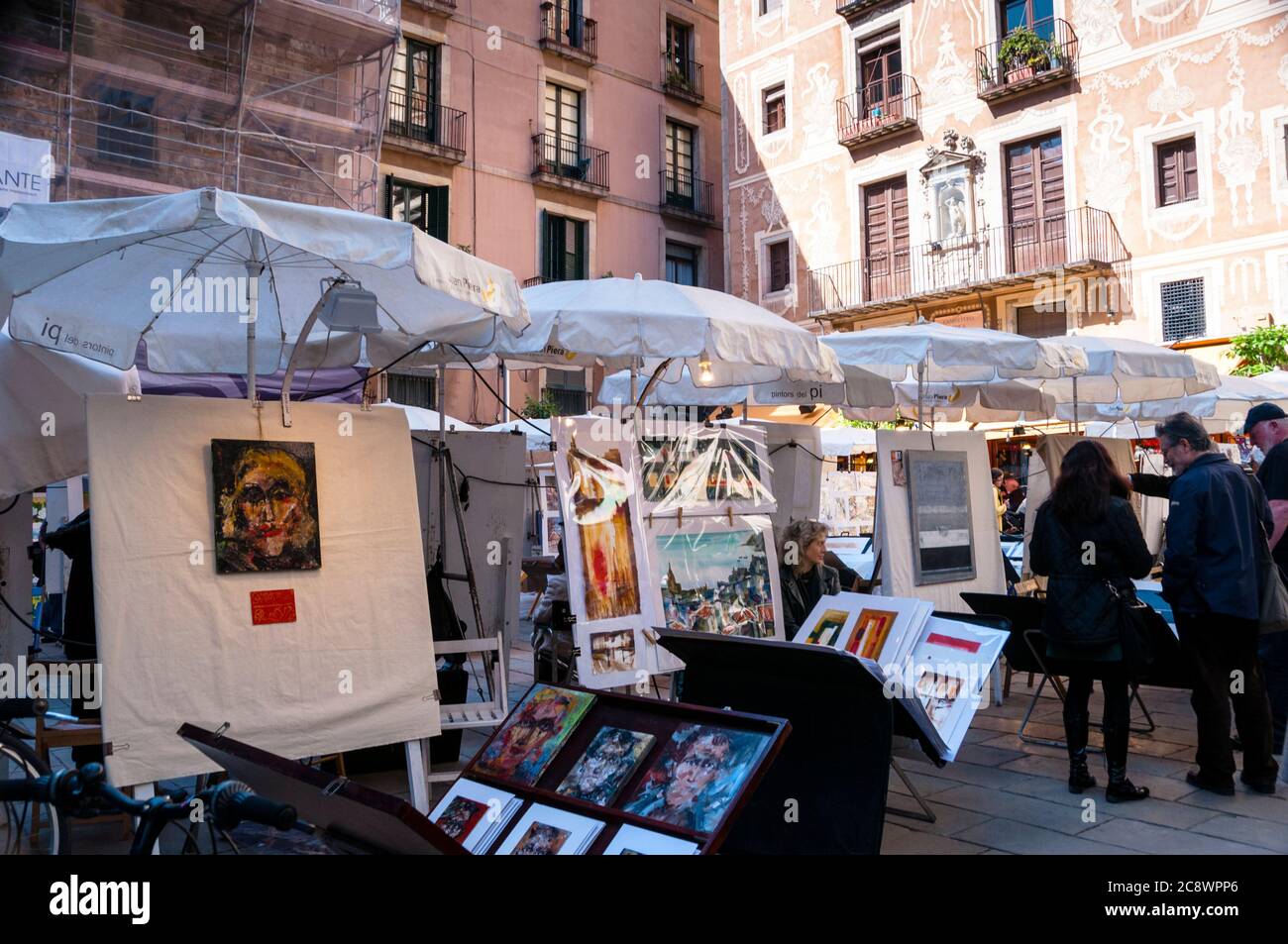 Artisti catalani al mercato d'arte di Barcellona al Mercadillo de la Plaza de Sant Josep, Spagna. Foto Stock