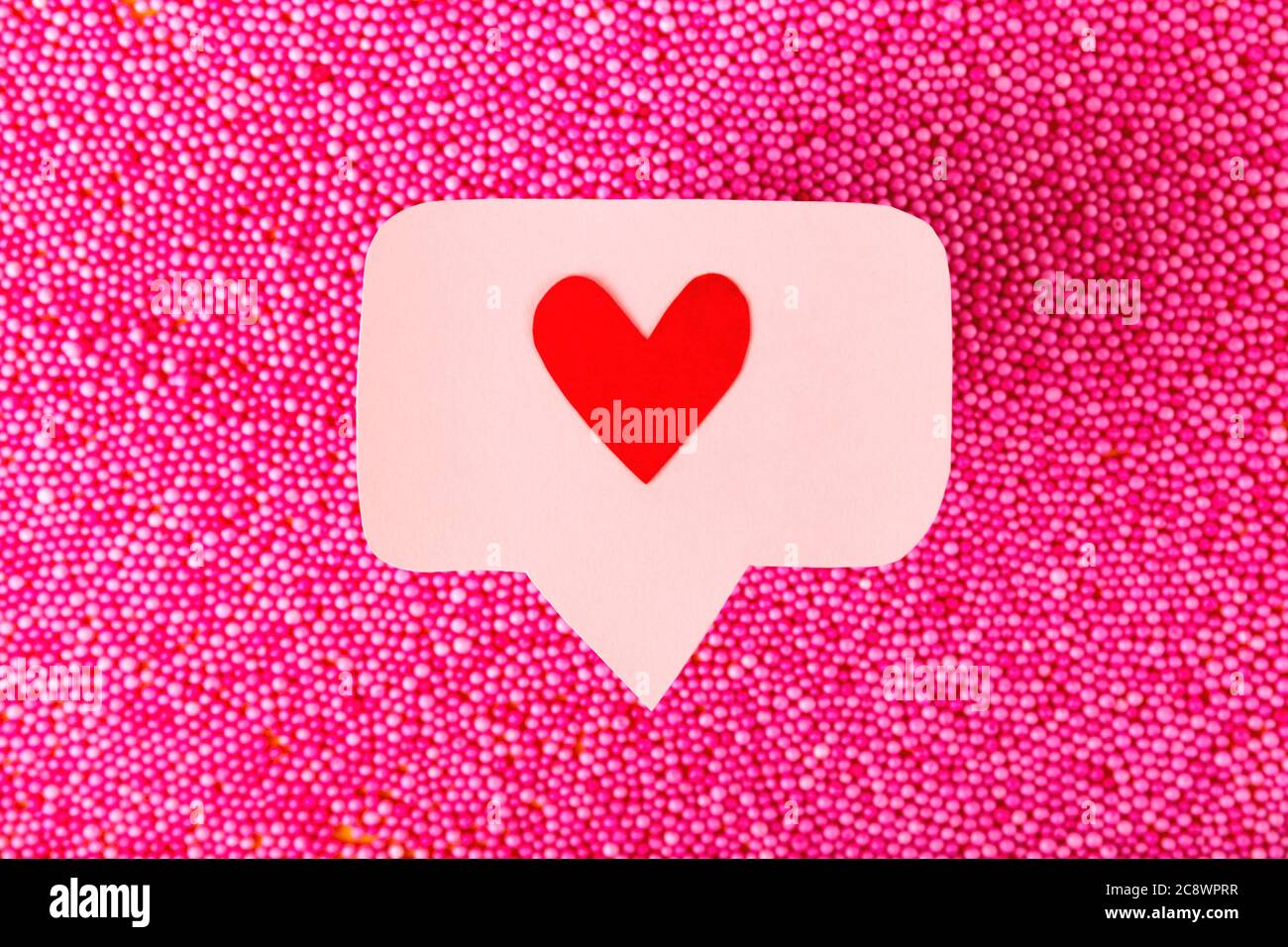 Concetto di successo della promozione dei social media. Emoji rosa a forma di cuore Foto Stock