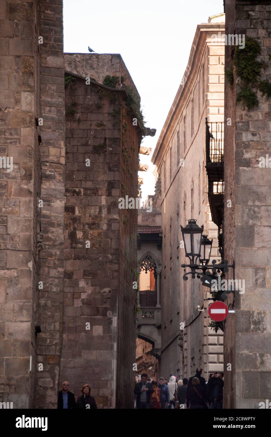 Ponte in stile sgargiante di Joan Rubió nel quartiere gotico di Barcellona, Spagna. Foto Stock
