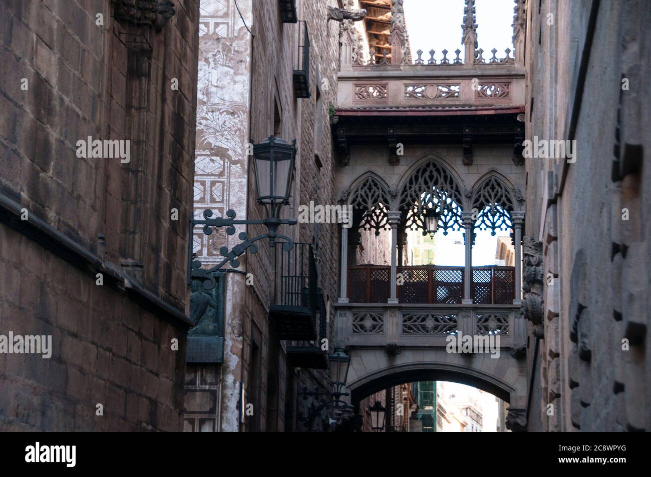 Pont del Bisbe costruito nel 1928 da Joan Rubió a Barcellona, in Spagna, ponte in stile fiammeggiante che attraversa Carrer Bisbe nel quartiere gotico. Foto Stock