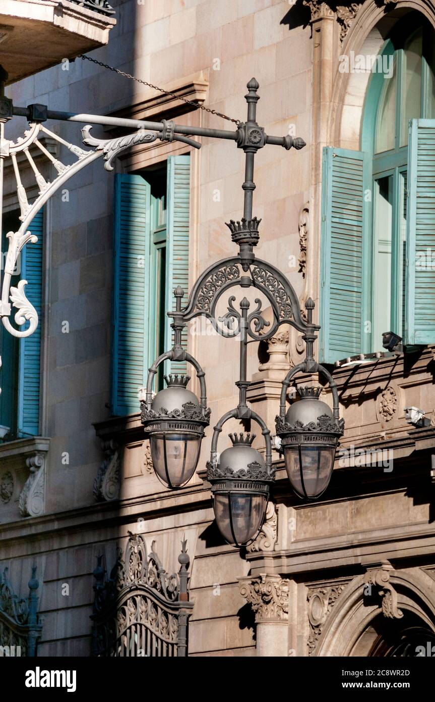 Lampioni a sospensione triplo nel quartiere Gotico di Barcellona, Spagna. Foto Stock
