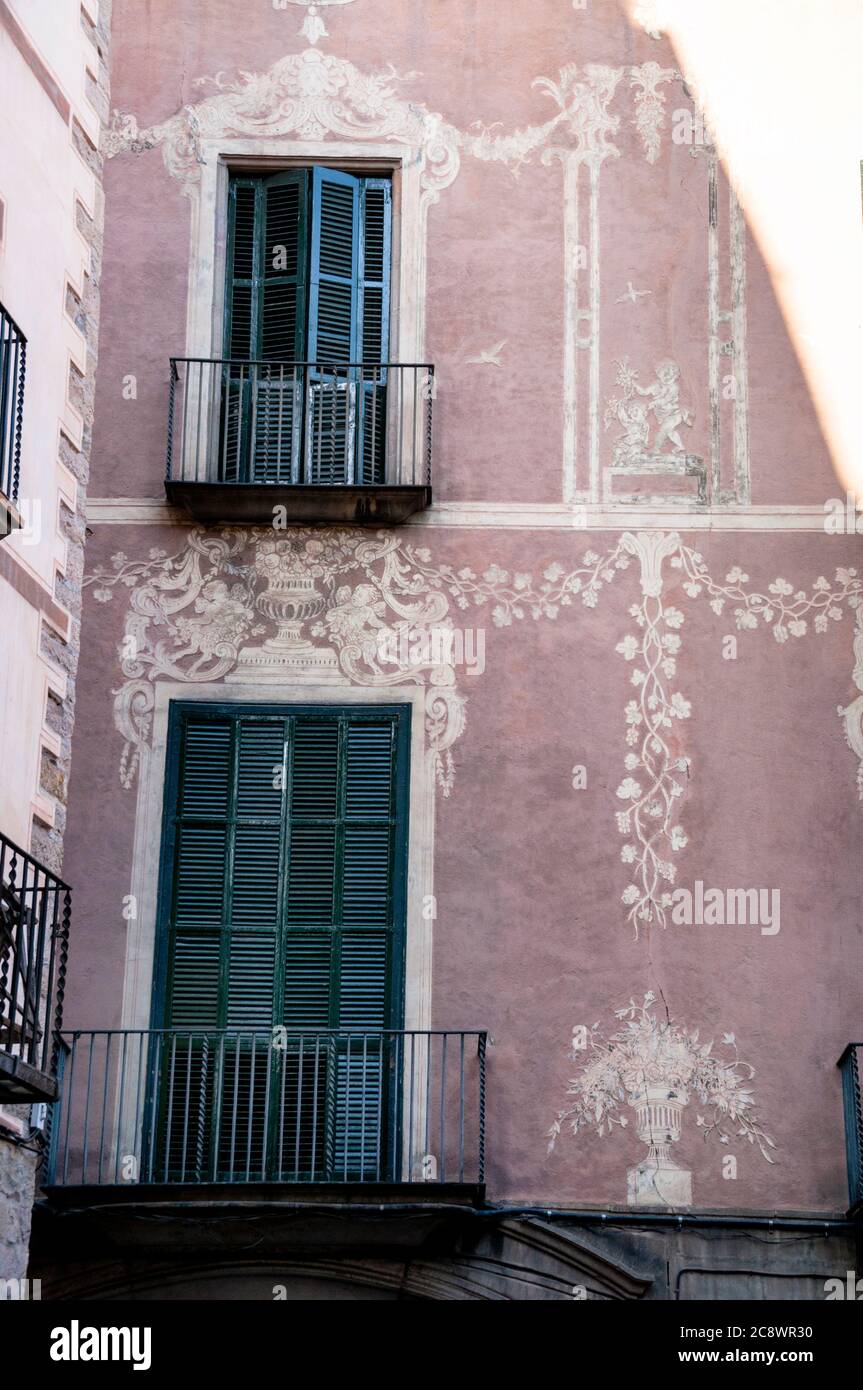 Sgraffito, un arredamento barocco gotico in intonaco nel quartiere gotico di Bari a Barcellona, Spagna. Foto Stock