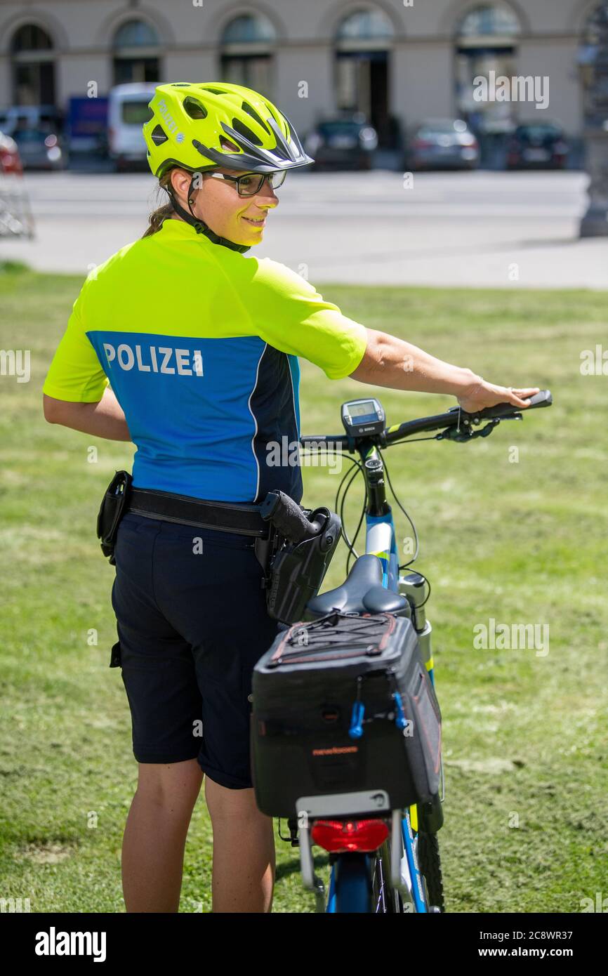 Monaco, Germania. 27 luglio 2020. Jenny Babe, cicloturismo, in piedi  accanto alla sua bici di polizia. Il ministro degli interni bavarese  Herrmann ha presentato le nuove uniformi della polizia delle biciclette a