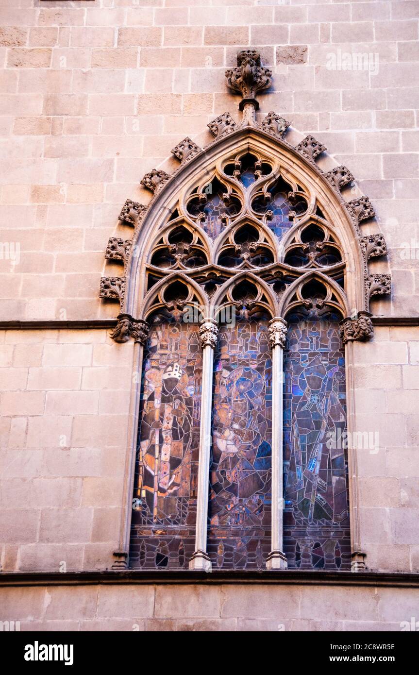 Finestra gotica a Barcellona con fogne e archi a punta, Spagna. Foto Stock