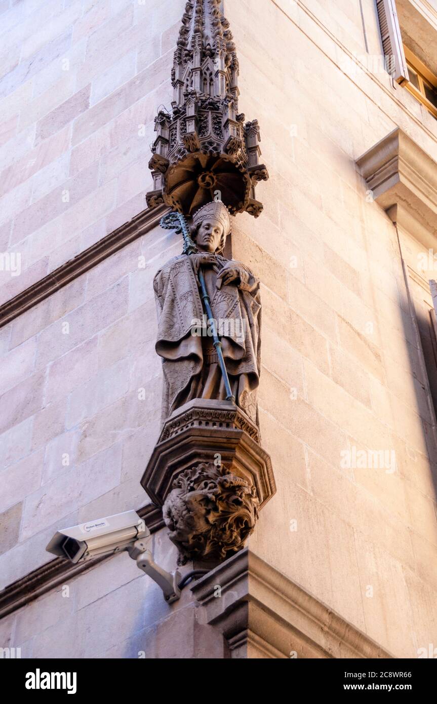 Il personale è un simbolo dell'asse che collega Dio e l'uomo visto su una cornice nel gotico barese di Barcellona, Spagna. Foto Stock