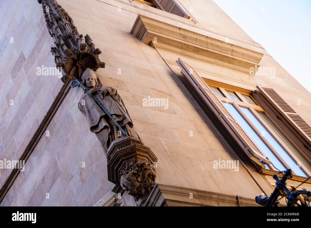 Il personale è un simbolo dell'asse che collega Dio e l'uomo visto su una cornice nel gotico barese di Barcellona, Spagna. Foto Stock