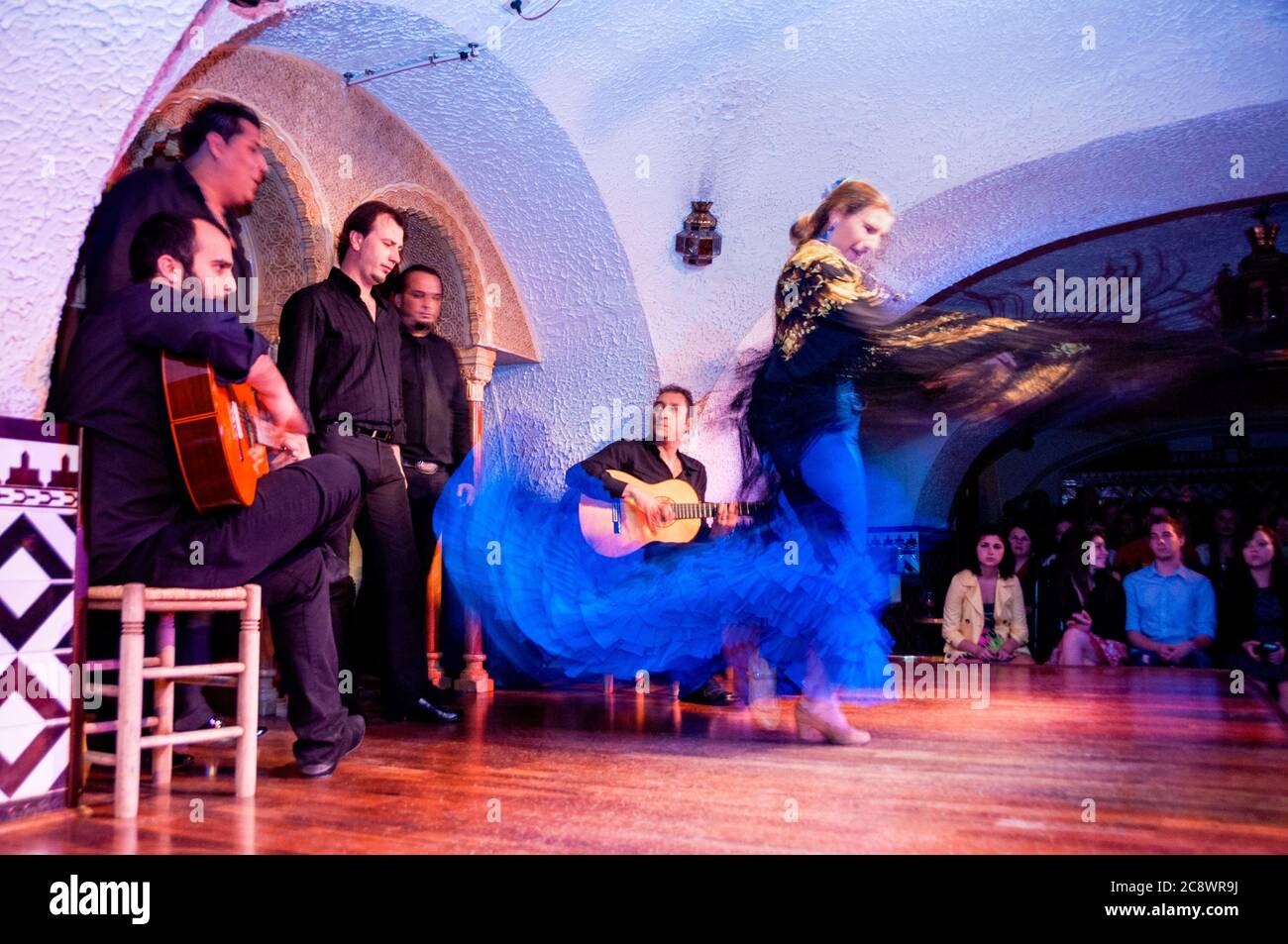 L'arte dello spettacolo spagnolo di flamenco con abiti sgargianti e pedine percussive che racconta una storia attraverso la danza e la musica, Barcellona. Foto Stock
