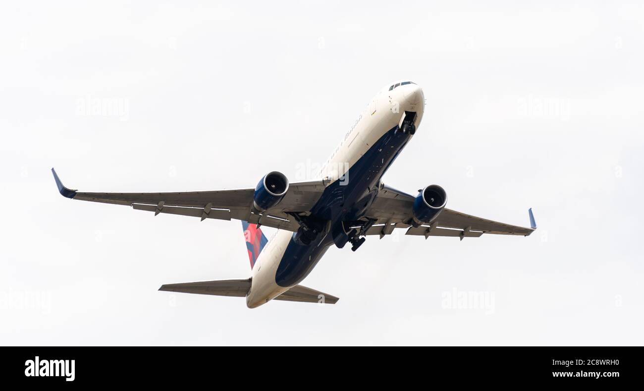 Heathrow, Regno Unito - Agosto 03 2019: Delta Air Lines Boeing 767 registrazione N186DN parte dall'aeroporto di Heathrow visto da Myrtle Avenue Foto Stock